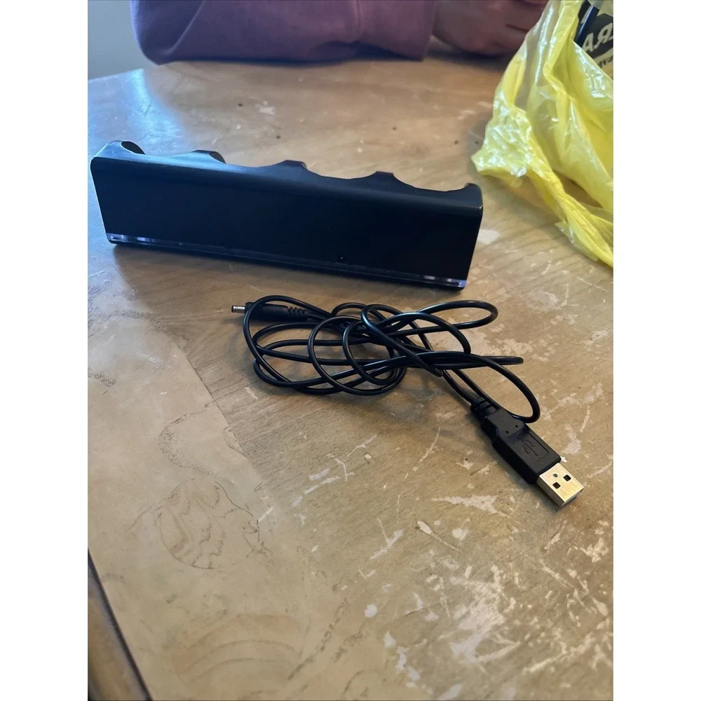 Wii Remote Charger 4X Conductive Model GPCT926 with USB Cable - Black